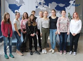 Schnuppertag bei ProLeiT – Ausbilderin Nicole Schlagbauer (ganz rechts) und die Teilnehmerinnen des Girls`Days.