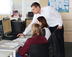 Bereit für einen Ausflug in den Arbeitsalltag einer Fachinformatikerin – der stellvertretende Ausbildungsleiter bei ProLeiT, Felix Wernecke, unterstützt Teilnehmerinnen des diesjährigen Girls` Day bei der praktischen Übung