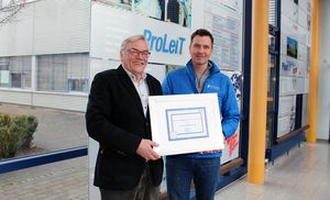 Stefan Feider, head of automation, corosys prozesssysteme und Sensoren GmbH, (rechts) nimmt die ProLeiT Urkunde zur Certified OEM Partnerschaft entgegen.